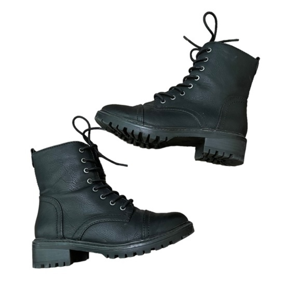 EUC Universal Thread Black high top Boots‎ size 7.